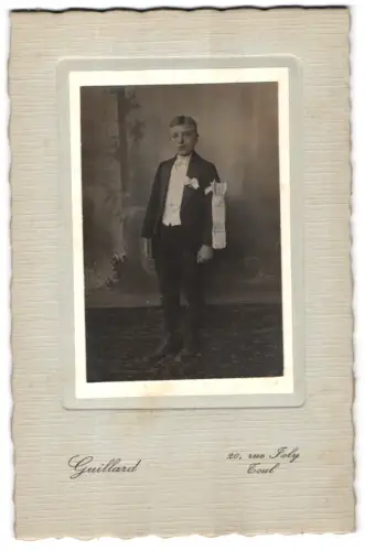 Fotografie Guillard, Toul, 20 rue Joly, Junge im festlichen Anzug mit Schleife
