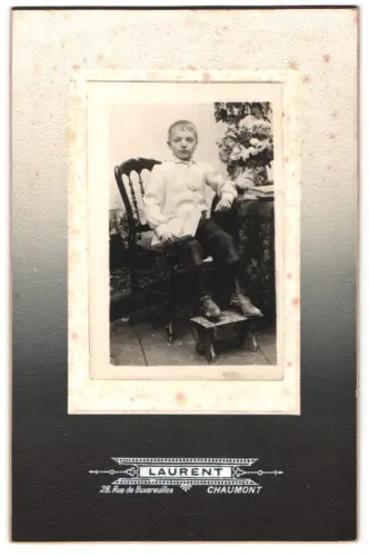 Fotografie Laurent, Chaumont, Rue de Buxereuilles 28, Junge auf Stuhl mit Blumenarrangement