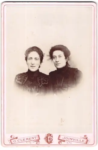 Fotografie G. Clément, Joinville, Rue de la Pitié 24, Zwei Frauen in eleganter Kleidung