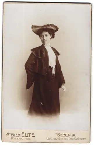 Fotografie Atelier Elite, Berlin, Leipziger Str. 124, Elegante Dame mit Hut