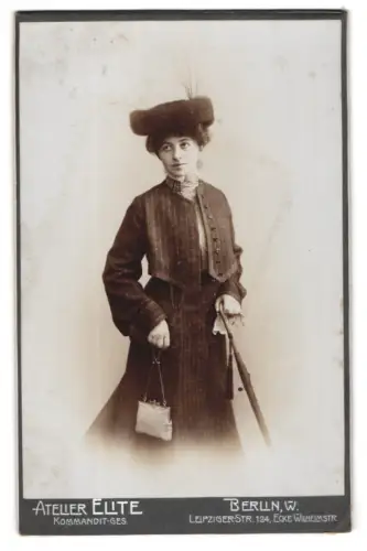 Fotografie Atelier ELITE, Berlin, Leipziger Str. 124, Elegante Dame mit Hut und Regenschirm