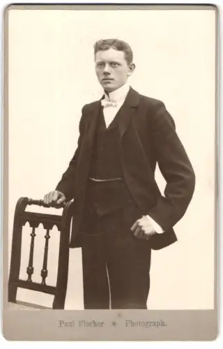 Fotografie Paul Fischer, Ort unbekannt, Porträt eines jungen Mannes im Anzug