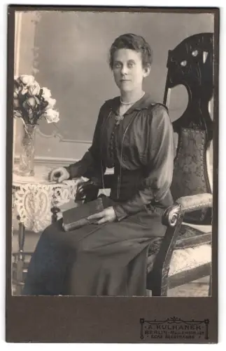 Fotografie A. Kulhanek, Berlin, Müllerstrasse 137, Dame mit Buch und Rosenarrangement