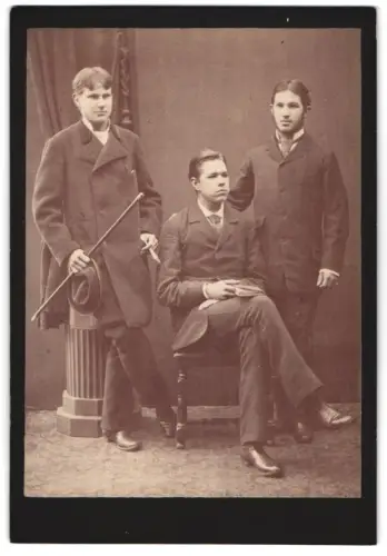 Fotografie unbekannter Fotograf und Ort, Drei Männer in eleganter Kleidung