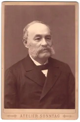 Fotografie Atelier Sonntag, Kremsier, Porträt eines älteren Herrn mit markantem Backenbart