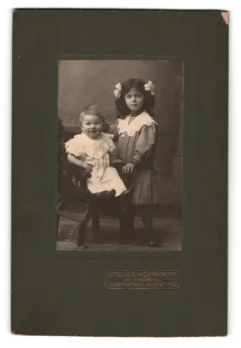 Fotografie Atelier Hoffmann, Darmstadt, Zimmerstrasse 3, Zwei Kinder in zeitgenössischer Kleidung