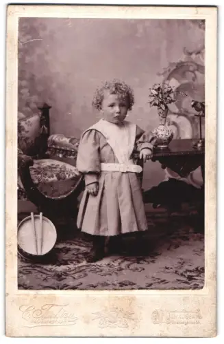 Fotografie H. Tschira, Mülhausen i. E., Bassingasse 14, Kind in historischem Ambiente