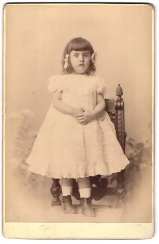 Fotografie unbekannter Fotograf und Ort, Porträt eines kleinen Mädchens in weissem Kleid
