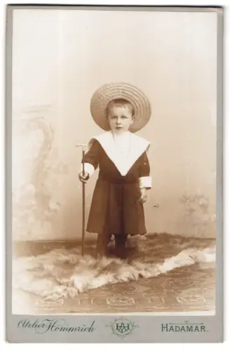 Fotografie Atelier Hommrich, Hadamar, Kind mit Stock und Strohhut