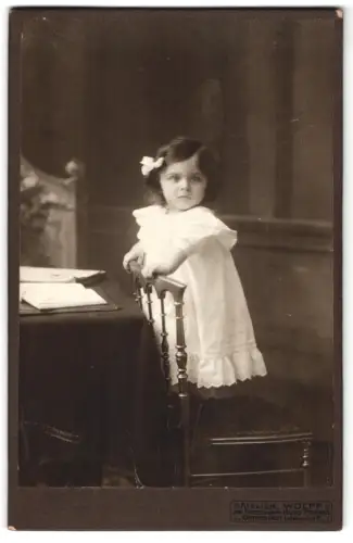 Fotografie Atelier Wolff, Darmstadt, Ludwigplatz 6, Porträt eines kleinen Mädchens