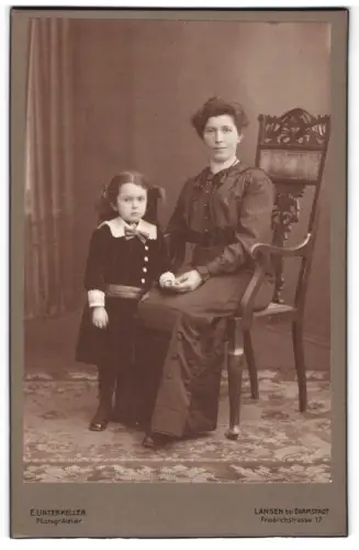 Fotografie E. Unterkeller, Langen bei Darmstadt, Friedrichstrasse 17, Mutter mit Kind in zeitgenössischer Kleidung