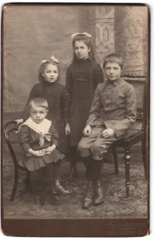 Fotografie W. Arkuszewski, Gotha, Kindergruppe in feiner Kleidung