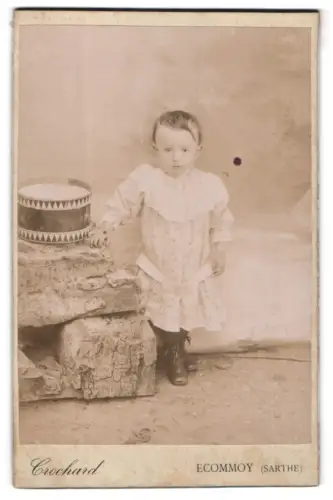 Fotografie Crochard, Ecommoy, Kleines Kind neben dekorativer Trommel