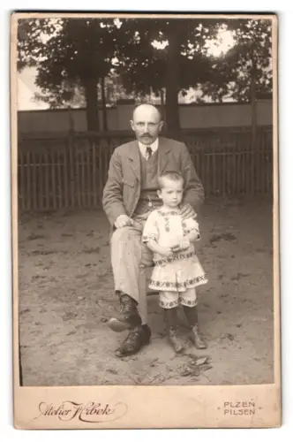 Fotografie Atelier Hrbek, Plzen, U Zvonu 11, Porträt eines Mannes mit Kind im Freien