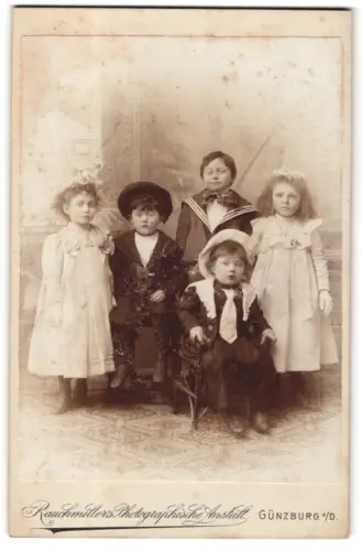 Fotografie Rauchmüller, Günzburg, Gruppe von Kindern in traditioneller Kleidung