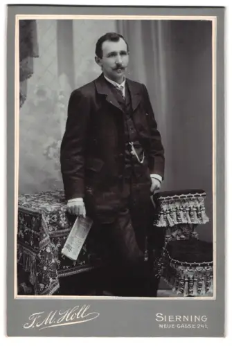 Fotografie F.M. Holl, Sierning, Neue Gasse 241, Eleganter Herr mit Zeitung