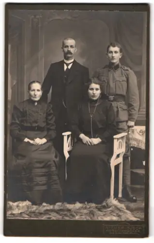 Fotografie Atelier Busch, Horst-Emscher, vis-à-vis der katholischen Kirche, Familienportrait mit vier Personen