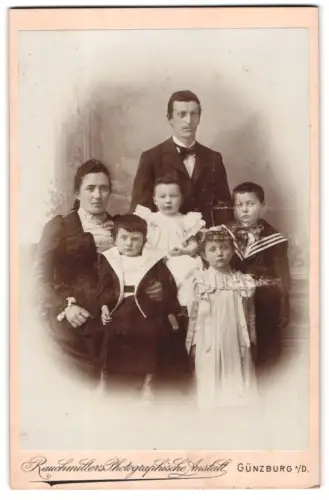 Fotografie Rauchmüller`s, Günzburg a.D., Familienporträt mit sechs Personen