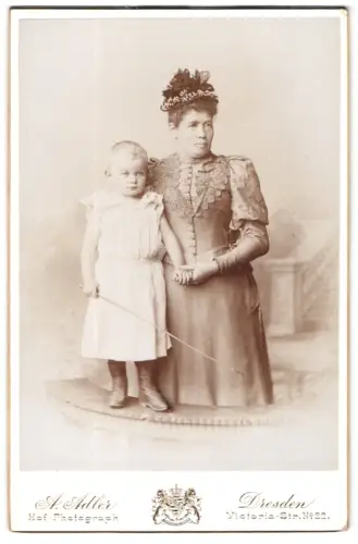 Fotografie A. Adler, Dresden, Victoria-Str. 22, Dame mit Kind in eleganter Garderobe