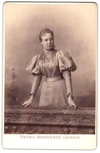 Fotografie Georg Brokesch, Leipzig, Zeitzerstrasse 2, Junge Frau in elegantem Kleid