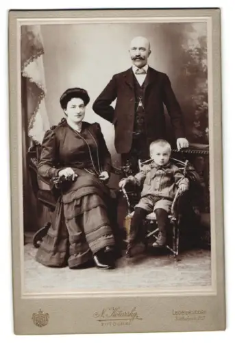 Fotografie N. Kotarsky, Leobersdorf, Südbahnstrasse 212, Familienporträt mit Kind
