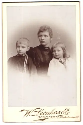 Fotografie W. Leonhardt, Solingen, Hochstrasse 13, Mutter mit zwei Kindern