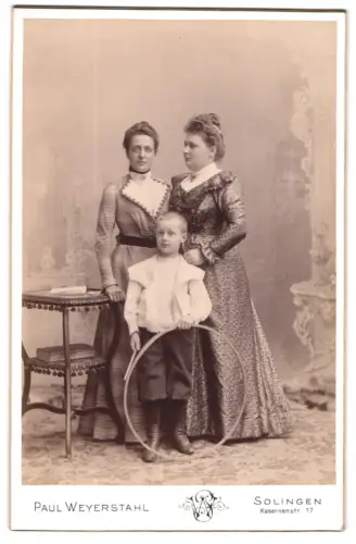 Fotografie Paul Weyerstahl, Solingen, Kasernenstr. 17, Familienporträt mit Kind und Reifen