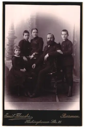 Fotografie Emil Flasche, Barmen, Heckinghauser-Strasse 25, Familienporträt mit Eltern und drei Kindern