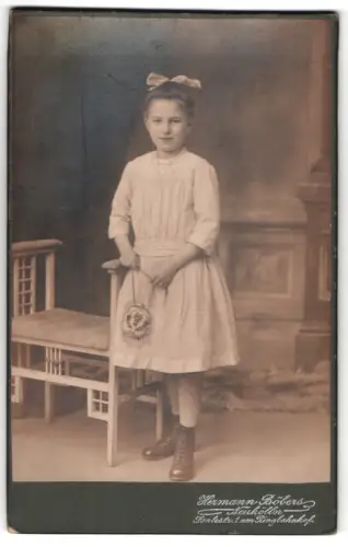 Fotografie Hermann Böbers, Neukölln, Saalestr. 1, Mädchen mit Schleife und Tasche