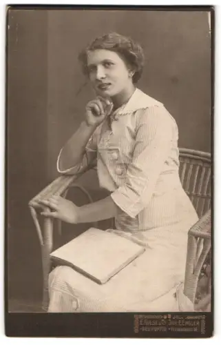 Fotografie E. Giese & Co. J. Engler, Neuruppin, Präsidentenstrasse 56, Frau in nachdenklicher Pose
