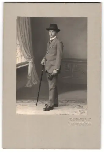Fotografie Schmiedknecht, Blankenburg /Schw., Eleganter Junge mit Gehstock