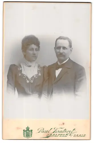 Fotografie Paul Kratzert, Saalfeld a. Saale, Elegantes Paar im Atelier