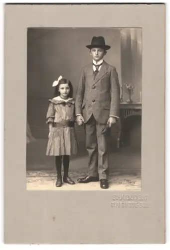 Fotografie Schmiedknecht, Blankenburg /Schw., Junge in Anzug mit seiner kleinen Schwester