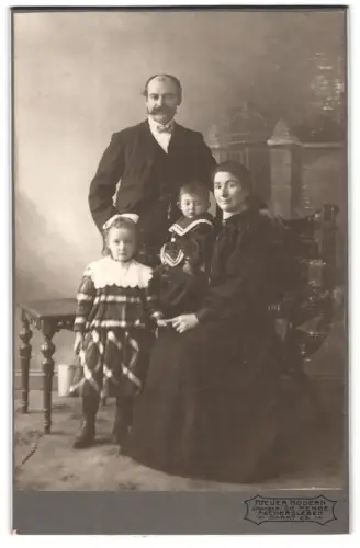 Fotografie Atelier Modern Jg. Menge, Aschersleben, Markt 25, Familienporträt mit zwei Kindern