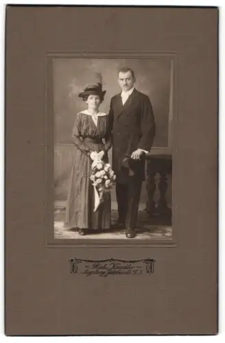 Fotografie Rick Kändler, Augsburg, Jakoberstr. 3, Elegantes Paar mit Blumenstrauss