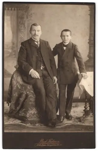 Fotografie Paul Salomé, Potsdam, Burggrafenstrasse 20, Vater und Sohn im Anzug