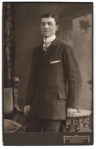Fotografie Carl Schatzmann, Potsdam, Yorkstrasse 4-5, Porträt eines jungen Mannes