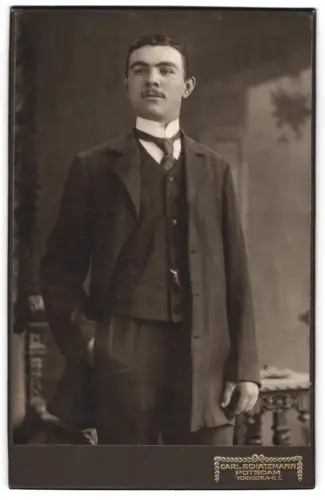 Fotografie Carl Schatzmann, Potsdam, Yorkstrasse 4-5, Eleganter Herr im Anzug