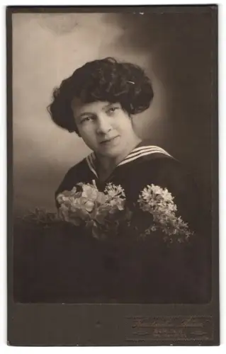 Fotografie Kunstatelier Dürer, Berlin, Brunnenstr. 24, Porträt einer Frau mit Blumenstrauss
