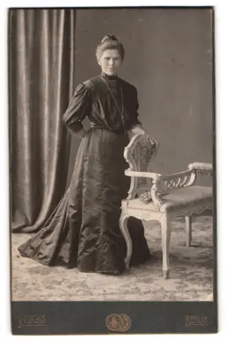 Fotografie J. Fuchs, Berlin, Friedrichstr. 108, Dame neben eleganter Bank