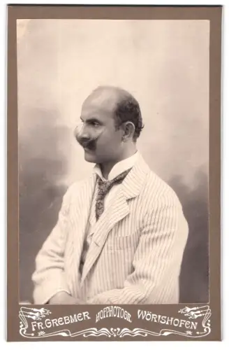 Fotografie Fr. Grebmer, Wörishofen, Porträt eines Mannes im gestreiften Anzug