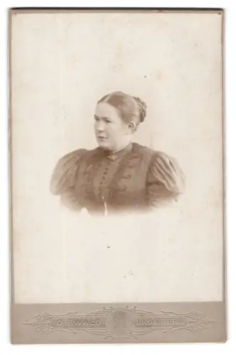 Fotografie O. Ewald, Bromberg, Danzigerstrasse 154, Porträt einer eleganten Frau