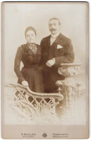 Fotografie H. Bogler, Frankfurt am Main, Gr. Eschenheimerstr. 41, Paar in eleganter Pose