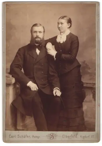 Fotografie Carl Schäfer, Elberfeld, Kipdorf 57, Elegantes Paarporträt