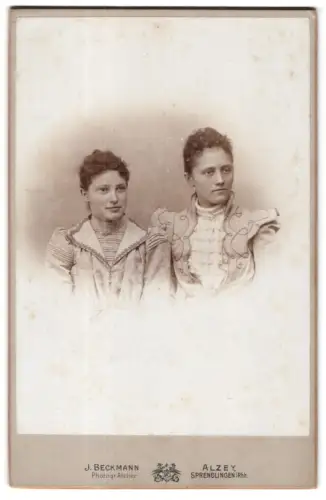 Fotografie J. Beckmann, Alzey, Weinrufgasse, Zwei Damen in eleganter Kleidung