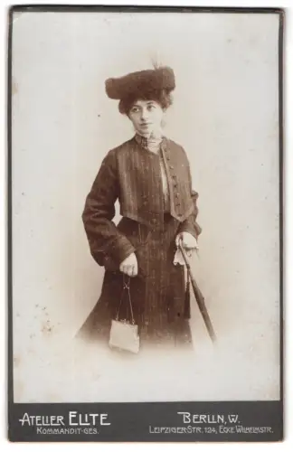 Fotografie Elite, Berlin, Leipziger Str. 124, Elegante Dame mit Pelzhut