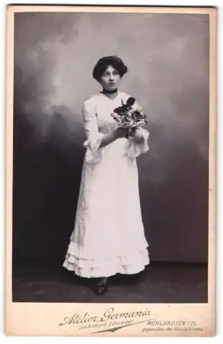 Fotografie Germania, Mühlhausen i. Th., gegenüber der Nicolaikirche, Frau mit Blumenstrauss