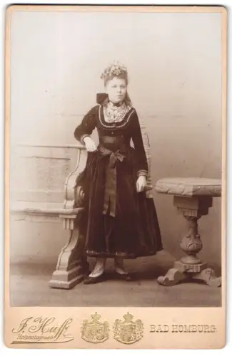 Fotografie J. Huff, Bad Homburg, Kaiser Friedrich-Promenade 65, Elegante Dame im viktorianischen Kleid