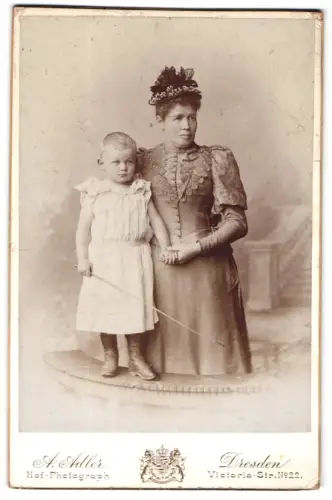 Fotografie A. Adler, Dresden, Victoria-Str. 22, Mutter mit Kind