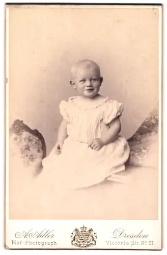 Fotografie A. Adler, Dresden, Victoria-Str. 21, Porträt eines lächelnden Kleinkinds
